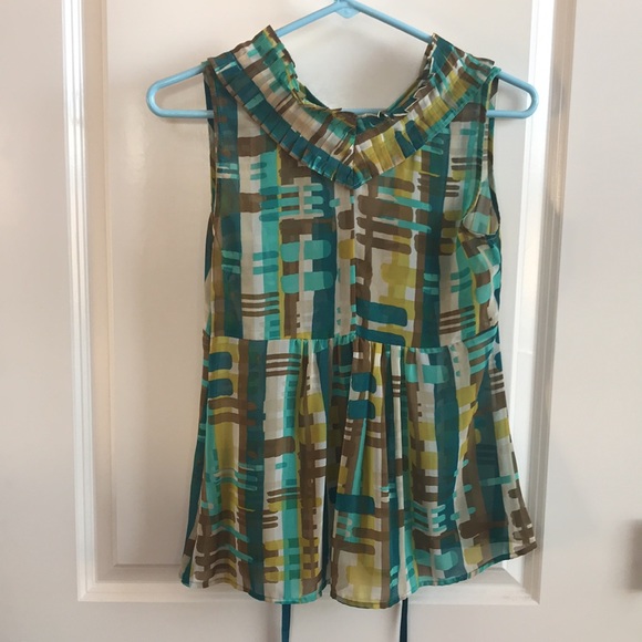 ❣️❣️❣️Sleeveless Ruffle Front Top - Picture 3 of 9